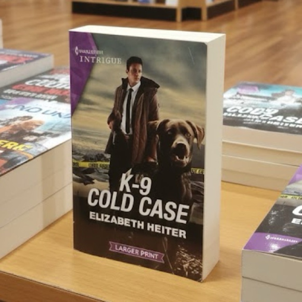 FREE! New Harlequin Intrigue K-9 Cold Case Book in LARGE PRINT - Snuggle Up! 🐶